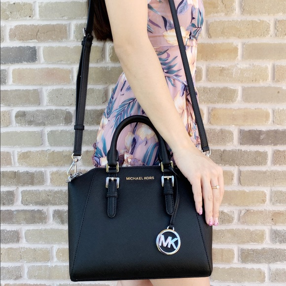 Michael Kors Handbags - 👜💕 Michael Kors Medium Bag Black